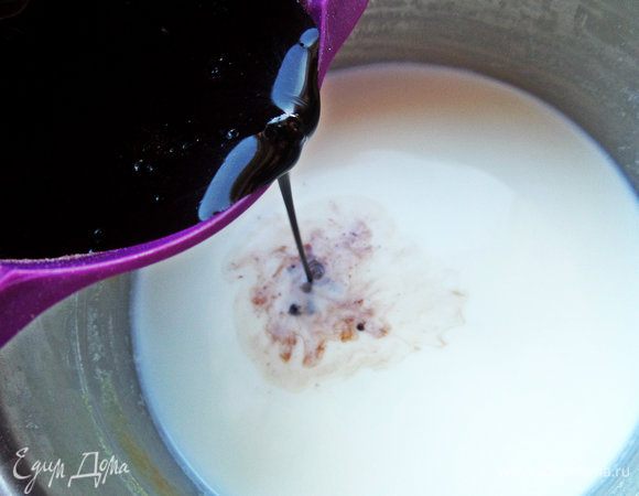 Нагреваем молоко не до кипения и вливаем крахмалистую массу, постоянно помешивая.