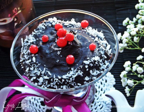 Раскладываем десерт по бокалам,украшаем кокосовой стружкой и брусникой.