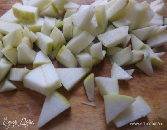 Яблоки нарезать мелкими кубиками.