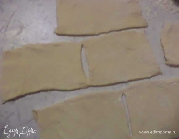 Тесто раскатать в тонкий прямоугольный пласт, нарезать прямоугольниками.
