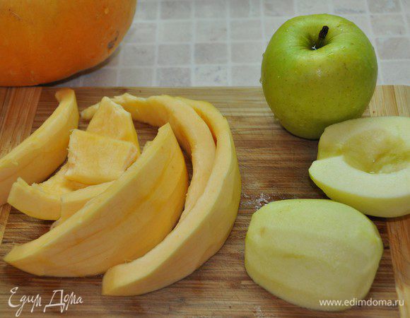 Тыкву и яблоки почистить от семечек и кожуры. Лучше брать яблоки с выраженной кислинкой. 