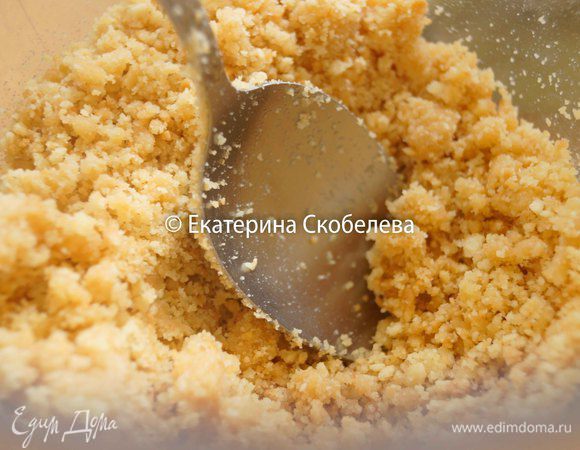 Растопим сливочное масло и добавим его к крошке из печенья. Перемешаем.