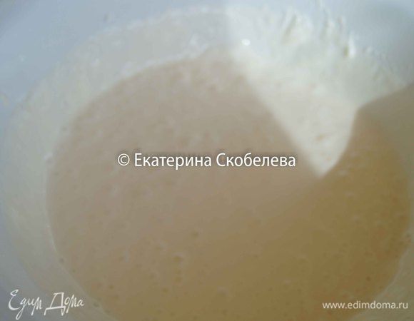 Теперь займемся начинкой. Для этого сливочный сыр взобьем при помощи блендера, добавим сахарную пудру и по одному все яйца, при этом продолжаем хорошо взбивать. Теперь добавляем крахмал и снова хорошо взбиваем.