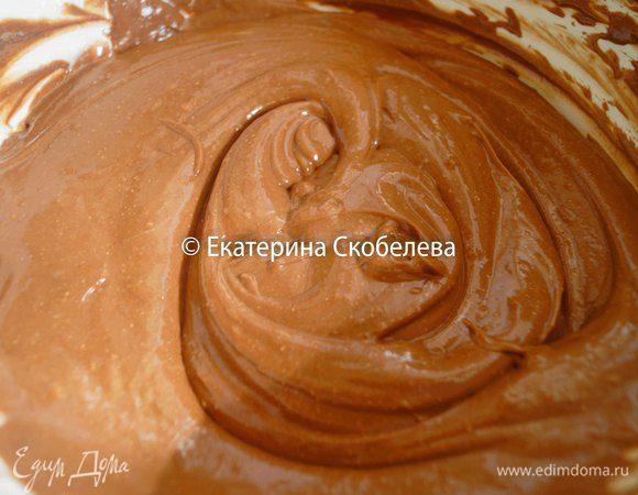 В 3 самую большую часть добавляем какао и растопленный немного остывший темный шоколад. Перемешиваем до однородной массы.