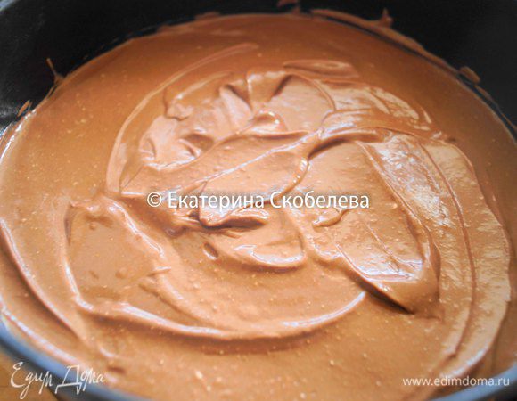 Разогреваем духовку до 150 градусов, ставим на нижний уровень кастрюлю с холодной водой. В форму для выпечки, где у нас уже готова основа выливаем темную шоколадно-сливочную массу. Ставим в духовку на 30 минут, должна получиться упругая масса.