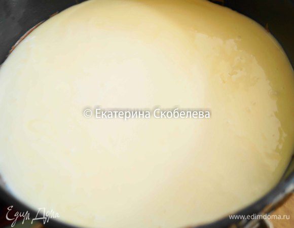 На готовый слой наливаем следующий слой - с белым шоколадом. Снова запекаем 30 минут.