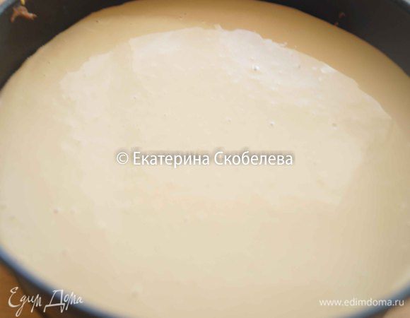 И поверх выливаем 3 кофейный слой. Запекаем еще 30 минут. Выключаем духовку, приоткрываем дверцу и даем чизкейку постоять там час. Готовый чиз убираем в холодильник на всю ночь.