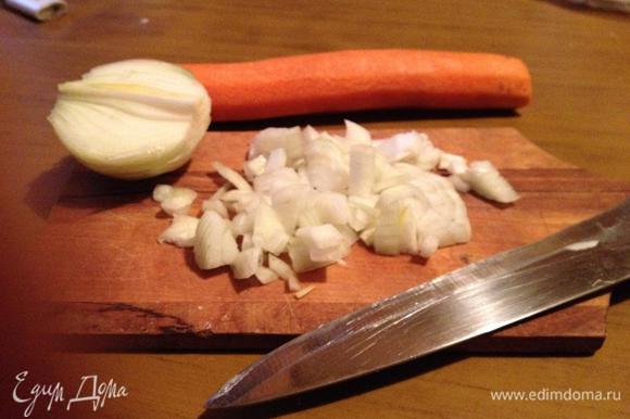 Очистить репчатый лук и морковь. Лук нарезать кубиками, морковь нашинковать соломкой. Куриное филе вымыть, обсушить и нарезать брусочками со стороной 3 см.