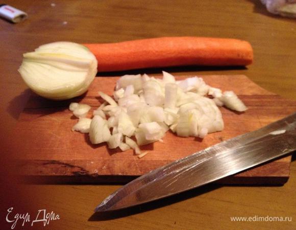 Очистить репчатый лук и морковь. Лук нарезать кубиками, морковь нашинковать соломкой.
Куриное филе вымыть, обсушить и нарезать брусочками со стороной 3 см.