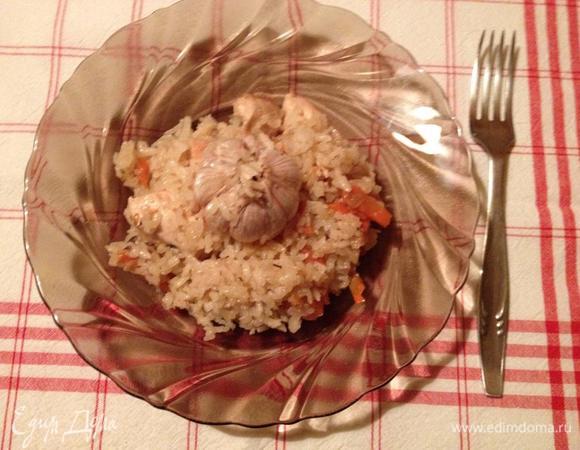 Готовый плов перемешать и подавать.