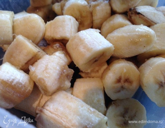 Бананы почистите, порежьте и поставьте в морозилку на 30 минут.