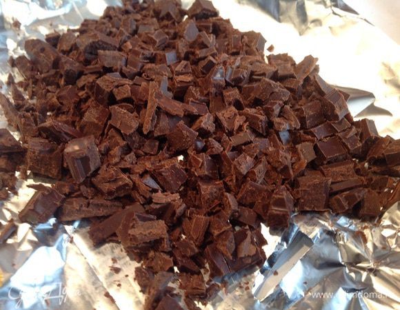 Шоколад мелко порубите...