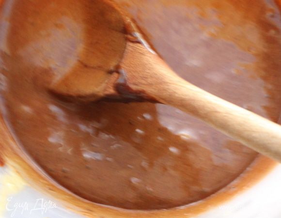 Шоколад мелко порубить (постругать) ножом. Растопить масло с половиной шоколада до получения однородной массы.