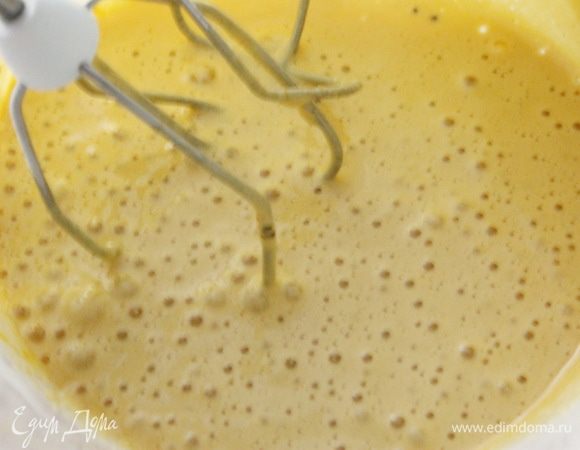 Взбить яйца, ванильный экстракт, гранулы кофе и сахарную пудру до увеличения объема в несколько раз и посветления массы. Добавить масляно-шоколадную массу и размешать все до однородной консистенции.