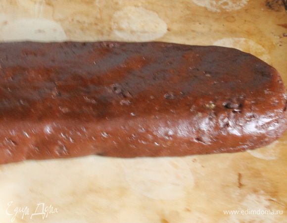 Добавить шоколадно-яичную смесь к мучной и перемешать практически до однородности. Добавить оставшийся нарезанный шоколад и измельченные орехи. Оставить массу «отдохнуть» минут на 10.
Разделить тесто пополам и формировать два «батона», выложить их на противень и выпекать в разогретой до 180°C духовке 20 минут. Готовые «батоны» достать из духовки, дать полностью остыть, а затем разрезать на кусочки-печенья. Выпекать еще минут 10 при 150°C.
