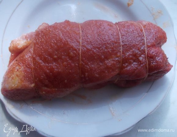 Кусочек мяса можно взять антрекот или вырезку, смазать солью, паприкой и маслом. Перевязать ниткой и обжарить со всех сторон в разогретом масле.