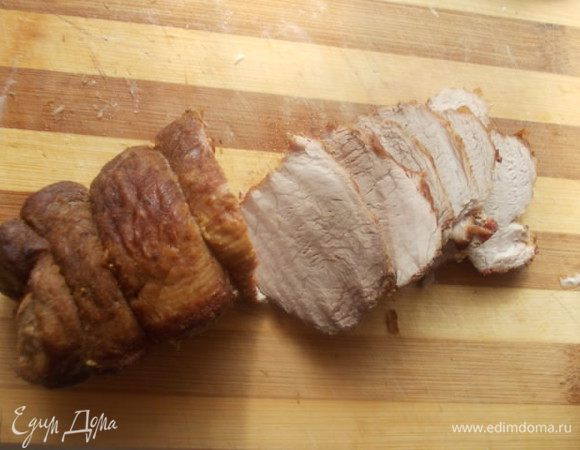 Затем завернуть мясо в фольгу и отправить минут на 20 в духовку 200С. Остудить в самой фольге. Порезать пластинками. Если используете вырезку, то можно обойтись только обжариванием, она готовится быстрее.