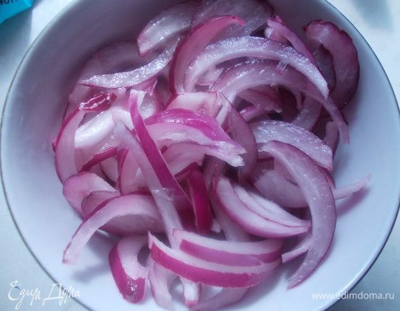 Половину красной луковички или одну мелкую,порезать полукольцами и замариновать в винном уксусе. Можно просто залить кипятком. Оставить на пять минут.