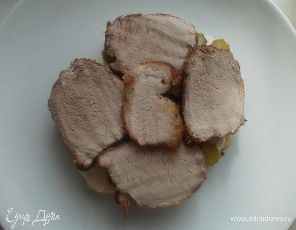 Выкладываем слой мяса и снова поливаем заправкой.