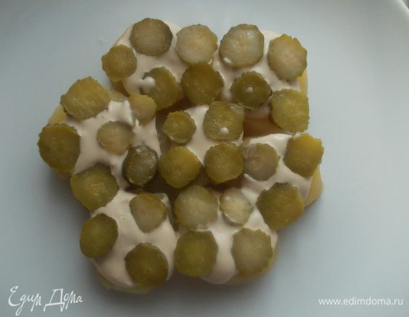 Затем слой огурчиков.