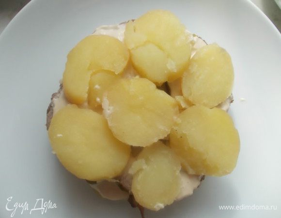 Сверху слой картофеля и поливаем заправкой.