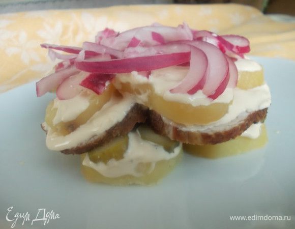 Выкладываем сверху лук и все - наш салатик готов.