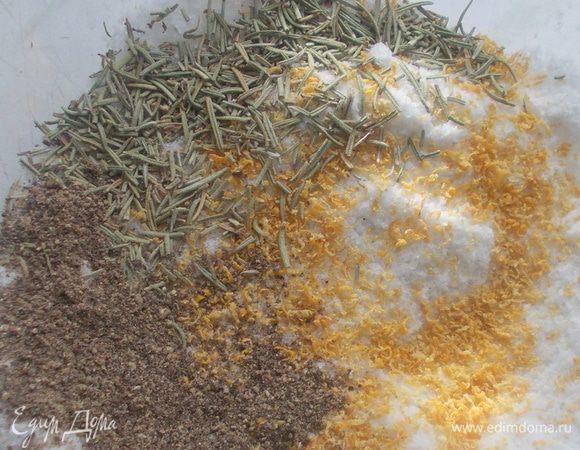 Соль для овощей, рыбы и птицы. К соли добавить цедру одного лимона, 1 ст. л. с горкой розмарина сухого и 1 ст. л. перца черного. На мелкой терке натереть несколько зубчиков чеснока (по вкусу). Всё тщательно перемешать, хранить в банке. 