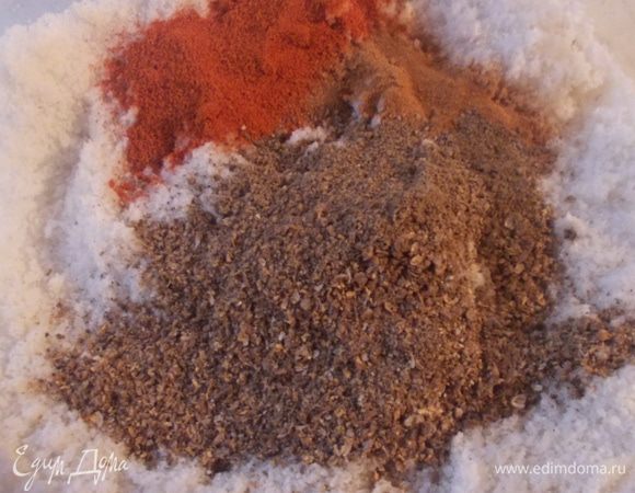 Соль для мясных блюд. В соль добавить чеснок, паприку, кориандр и черный перец. Перемешать, хранить в банке. 

Вы можете использовать любые специи, которые придутся вам по вкусу! Приятного аппетита!