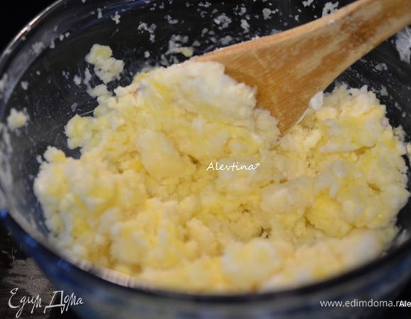 Разогреть духовку на 180 гр. Форму для запекания смазать маслом. Смешать картофельные хлопья с водой и сметаной, солью, добавить 1 яйцо. Если нет в доме картофельных хлопьев интстант для картофельного пюре, отвариваем картофель 4 шт, измельчаем в пюре.
