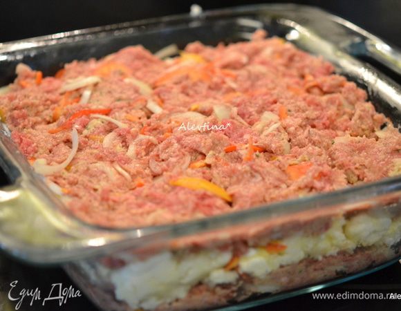 Затем распределить на мясной слой приготовленный картофель. Сверху выложить вторую часть мясного фарша. 
