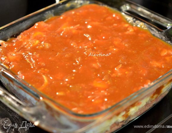 Смазать сверху домашним соусом барбекю или кетчупом по желанию. Поставить в разогретую духовку. Готовить 70 мин.
