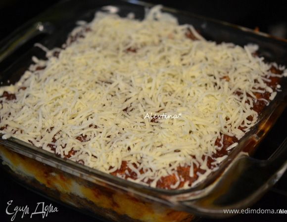 Посыпать по желанию готовый митлоф протертым сыром моцарелла или чеддар.