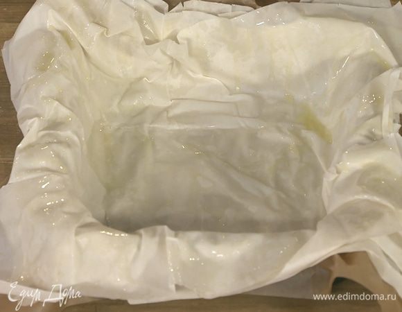 Сверху выложить оставшийся лист фило и смазать только края теста — середину смазывать не нужно.