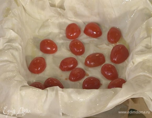 Помидоры разрезать пополам, выложить на тесто, немного посолить, поперчить и сбрызнуть оливковым маслом Extra Virgin.