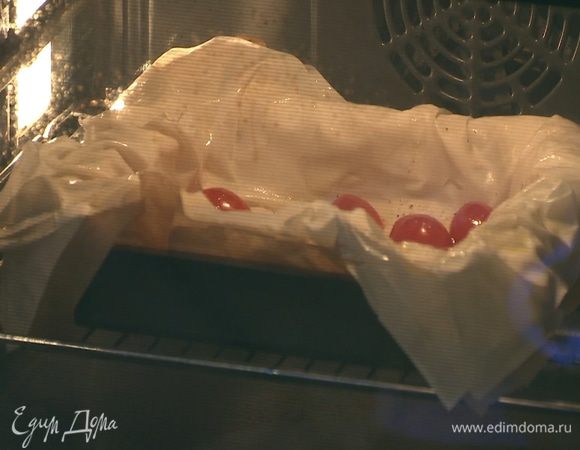 Отправить форму с тестом фило и помидорами в разогретую духовку на 5 минут.