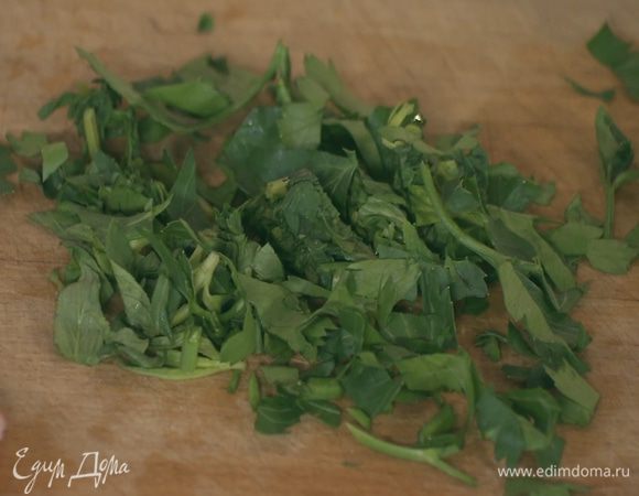 Мяту и петрушку мелко порубить.