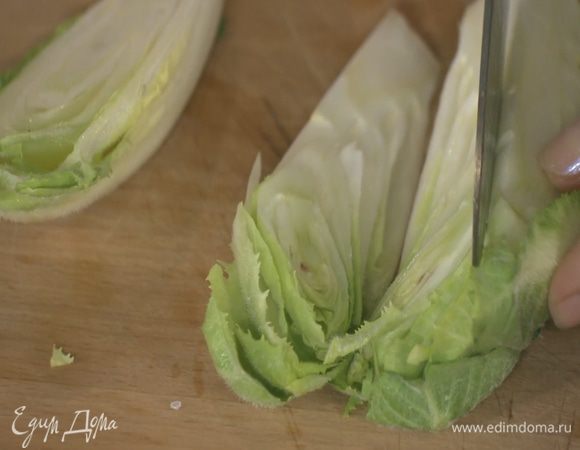 Цикорий разрезать вдоль на 5–6 частей.