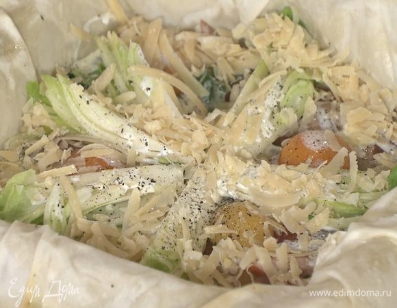 Тарт с начинкой посолить, поперчить, посыпать натертым сыром все, кроме желтков, и отправить в разогретую духовку на 10 минут.