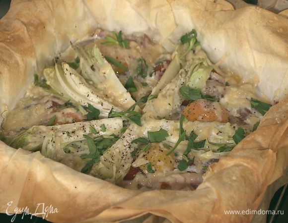 Готовый тарт посыпать оставшейся зеленью.