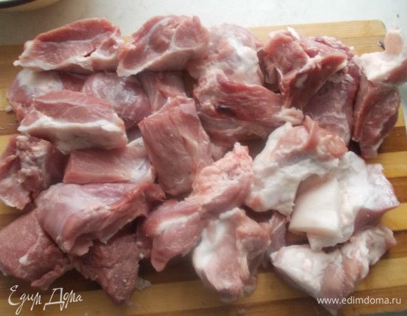Мясо нужно порезать на крупные кусочки.
