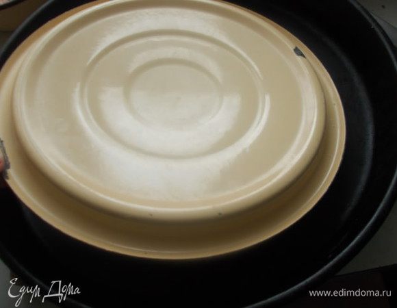 Взять противень или большое блюдо. Сверху положить крышку широкую, чтобы она была как-бы с наклоном.