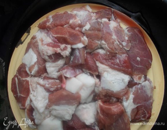 Через сутки достанем. Сразу видно, что стек весь лишний сок с мяса, он нам не нужен. 