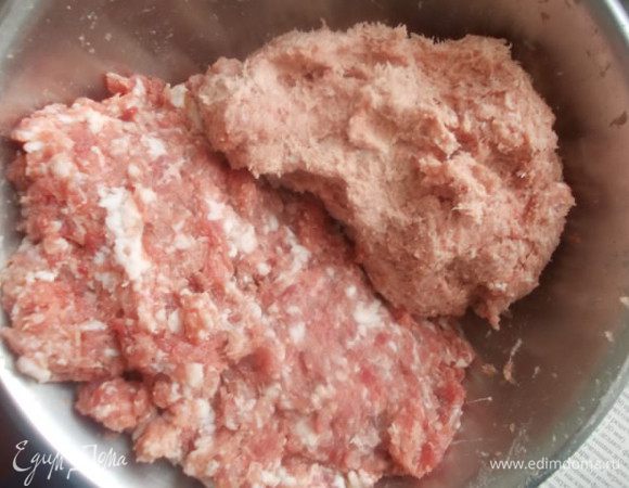 В рецепте указано, что после перчения, нужно помолоть с мелкой насадкой. Я решила половину оставить как есть, а вторую половину помолоть, чтобы были крупные вкрапления. Тщательно перемешать.