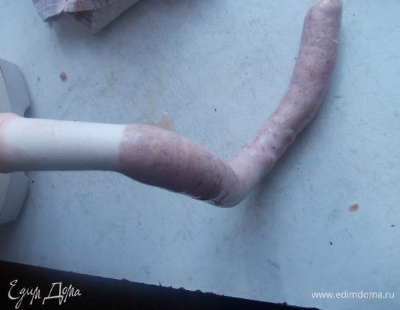 Набиваем кишки,стараясь не допускать воздуха, чтобы было довольно плотно набито.