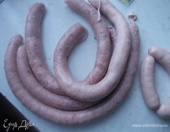 Завязываем каждую колбаску по краям. Я просто делала узел из кишки, вы можете перевязать ниткой. Затем с помощью иголки нужно выпустить весь воздух, прижимая колбаску к столу.