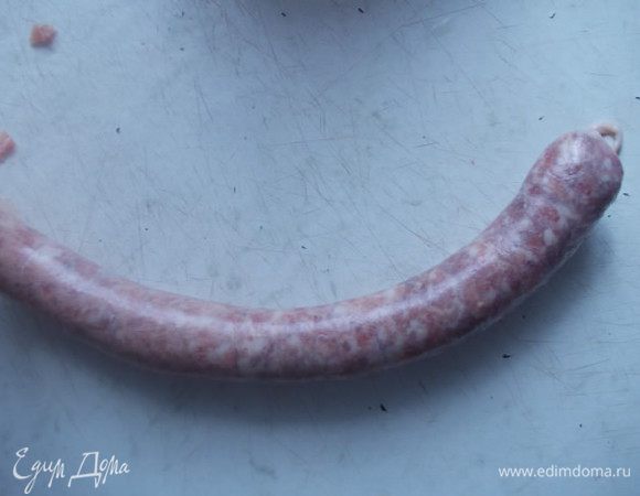 Повесить колбасу в проветриваемом, прохладном месте. Я готовила ее весной, в апреле месяце, висела она у меня в коридоре. Можно повесить на балконе или на чердаке. 