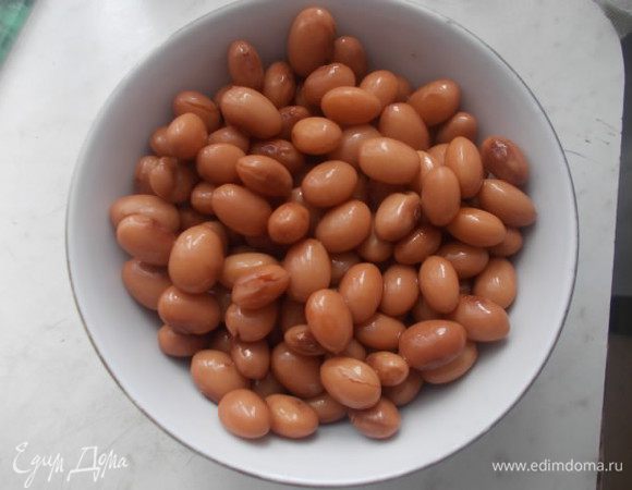 Фасоль сварить до готовности. У меня мелкая фасоль "лимонка". Когда она сырая, то цвет желтый, а когда сварится - становится коричневой.