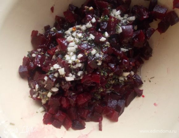 Свеклу сварить, порезать кубиком и заправить нашей заправкой.
