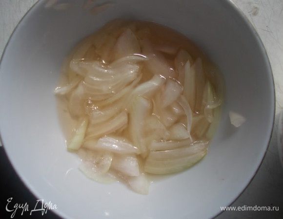 Лук порезать полукольцами или кубиком и замариновать в уксусе или залить кипятком, чтобы ушла лишняя горечь.