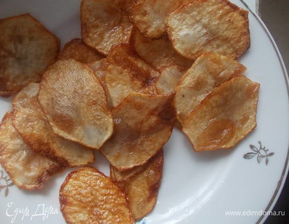 Раскалить масло и пожарить картофель во фритюре. Просушить салфеткой от лишнего масла. Можно использовать покупные чипсы, но домашние более полезные.